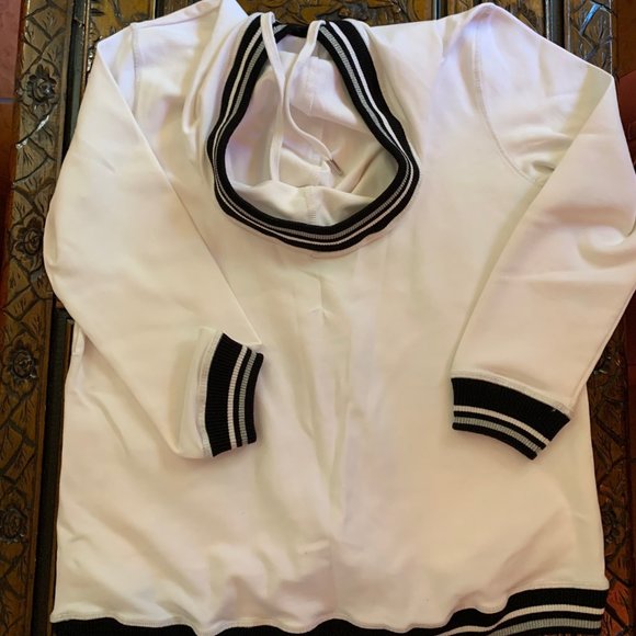 Lyse Spénard, Hooded sweater, Size Large (can fit for 8-10-12).  Real White. - Picture 5 of 10